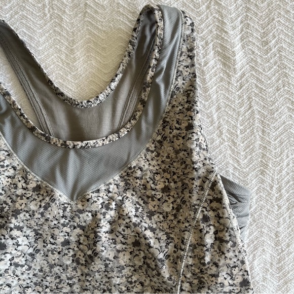 Lululemon Racerback Grey Floral Turbo Tank Tone It Built in Bra - Picture 5 of 11